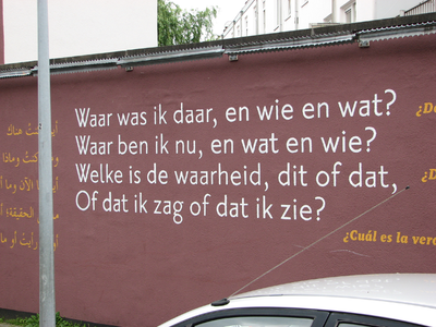 833270 Afbeelding van een gedicht, geschilderd op een tuinmuur naast het pand Jacob Catsstraat 8 te Utrecht. Het ...